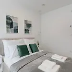 Chloe\'S Luxury Apartment & Ev Charger & Free Private Parking