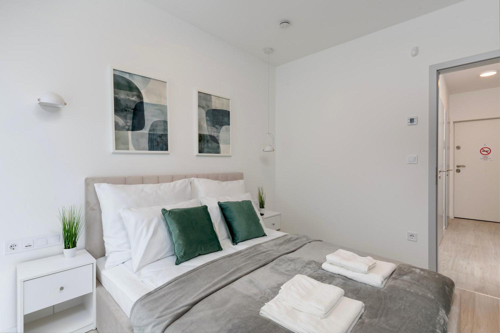 Chloe's Luxury & Ev Charger & Free Private Parking Apartment